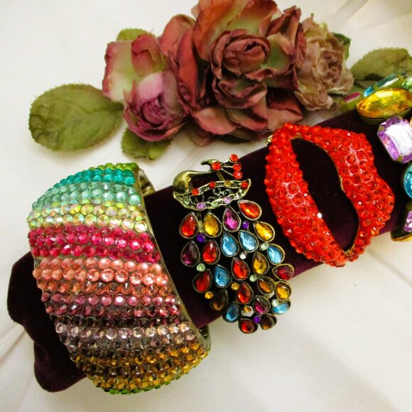 VINTAGE Rhinestone Cuff Bracelet Lot: Lucite, Peacock, Lips - STATEMENT Jewelry - Picture 4 of 14